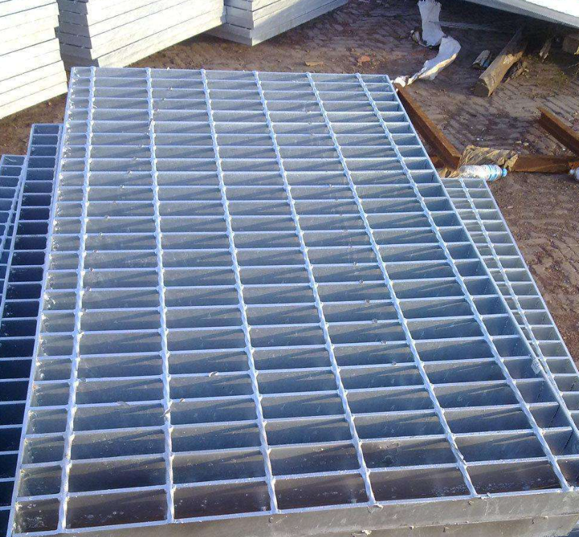 標(biāo)準(zhǔn)壓焊鋼格板Q235A通常作為走道鋪板、平臺(tái)、蓋板、踏步板等使用